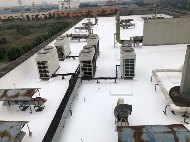 混凝土非上人屋面防水工藝技術對比：SYR 外露無縫系統與聚脲防水工程性能分析